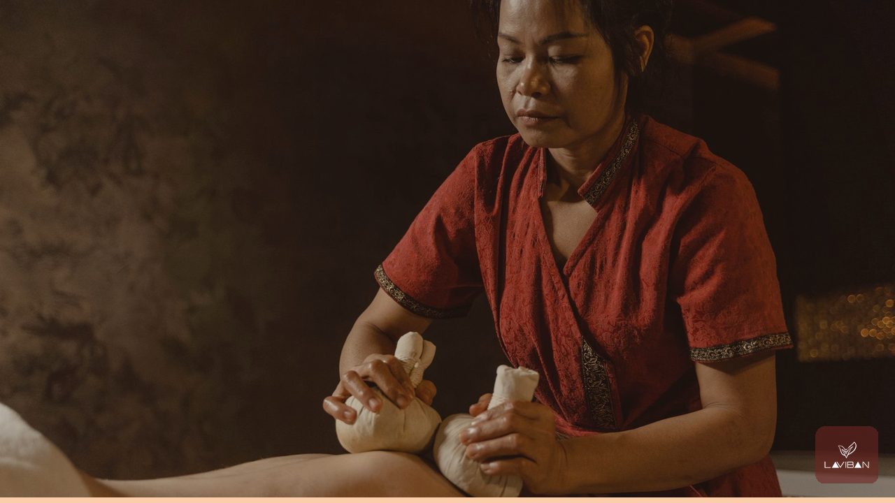 Chườm ấm vùng cổ vai gáy