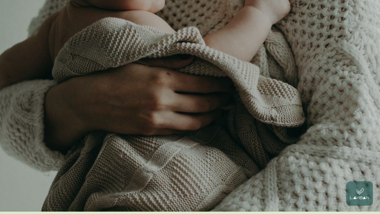 Mẹ bế con nhỏ trong những tuần đầu sau sinh
