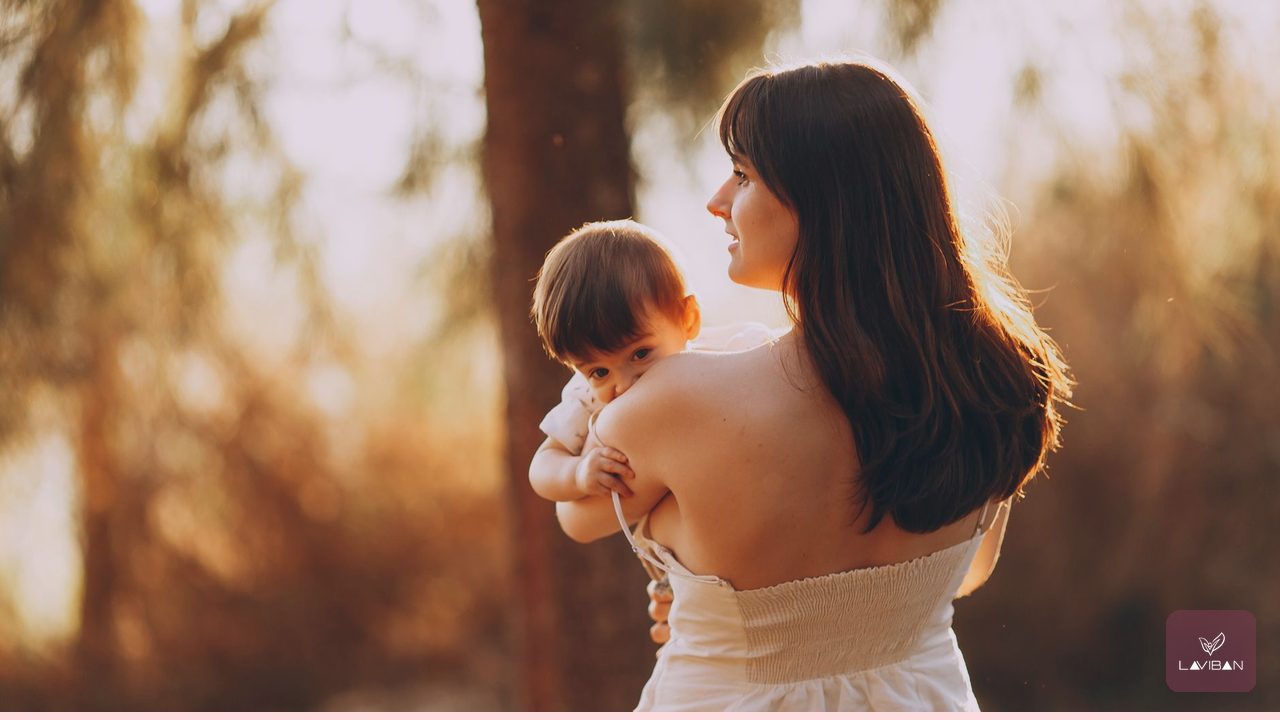Đau lưng sau sinh khi bế con thường xuyên