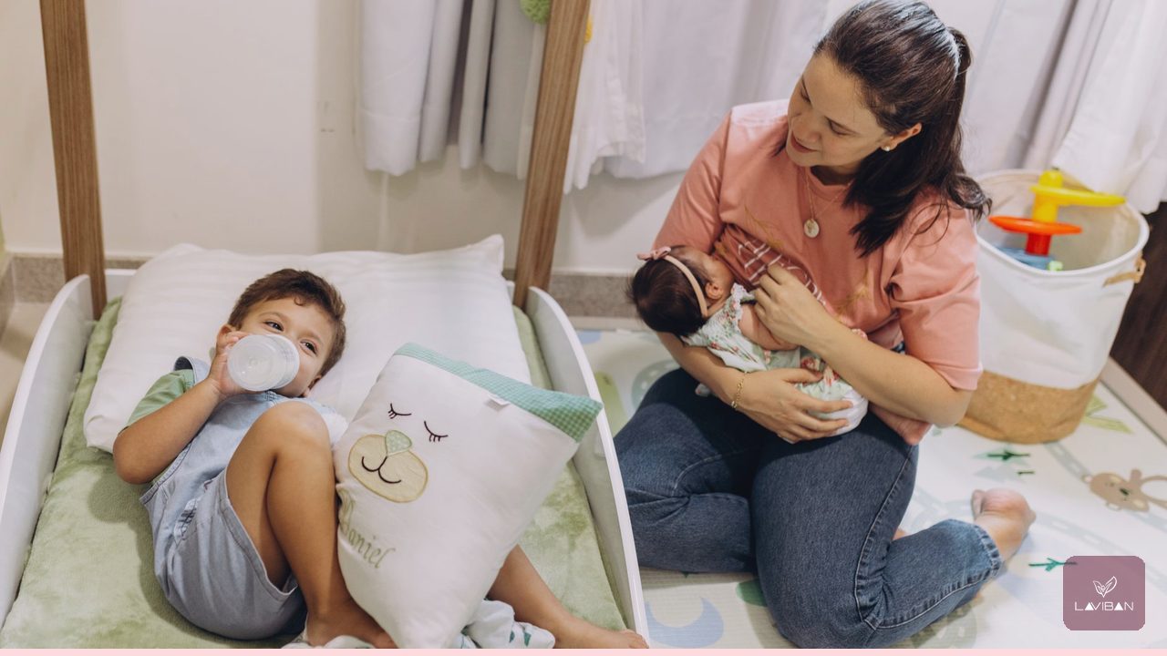 Tư thế cho con bú có gối đỡ giúp mẹ đỡ mỏi lưng
