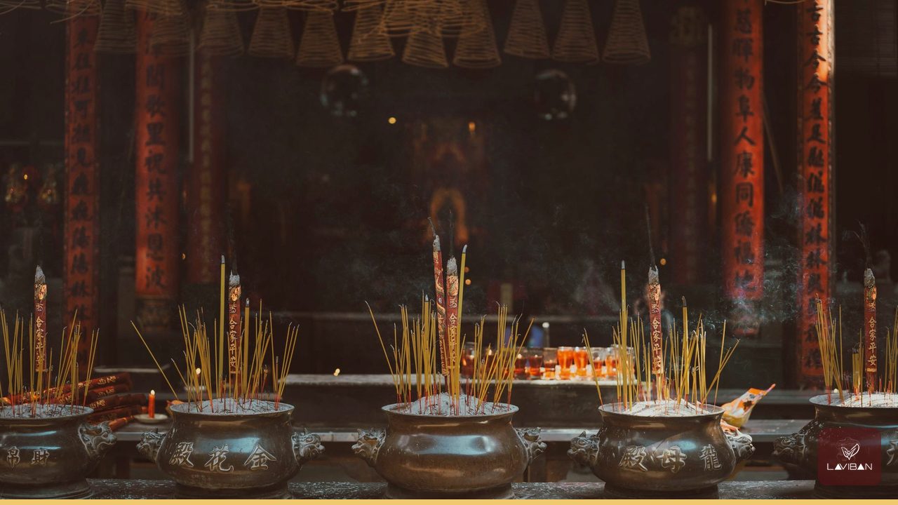 Nước lau bàn thờ giúp bàn thờ sạch sẽ, trang nghiêm