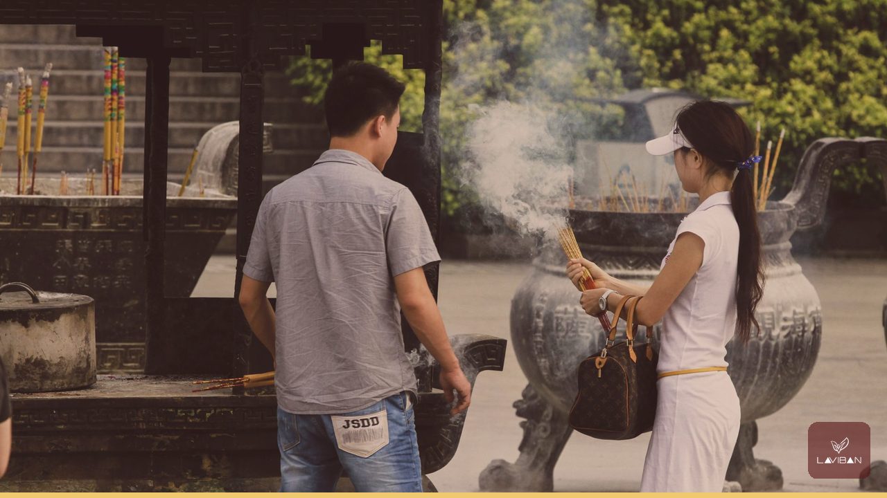 Hương trầm trong không gian thờ cúng