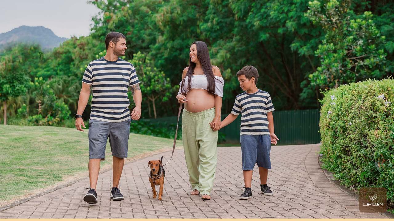 Mẹ bầu đi bộ nhẹ nhàng giúp giảm phù chân