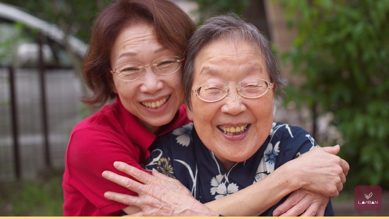 Con gái tặng quà cho mẹ ngày 20/10