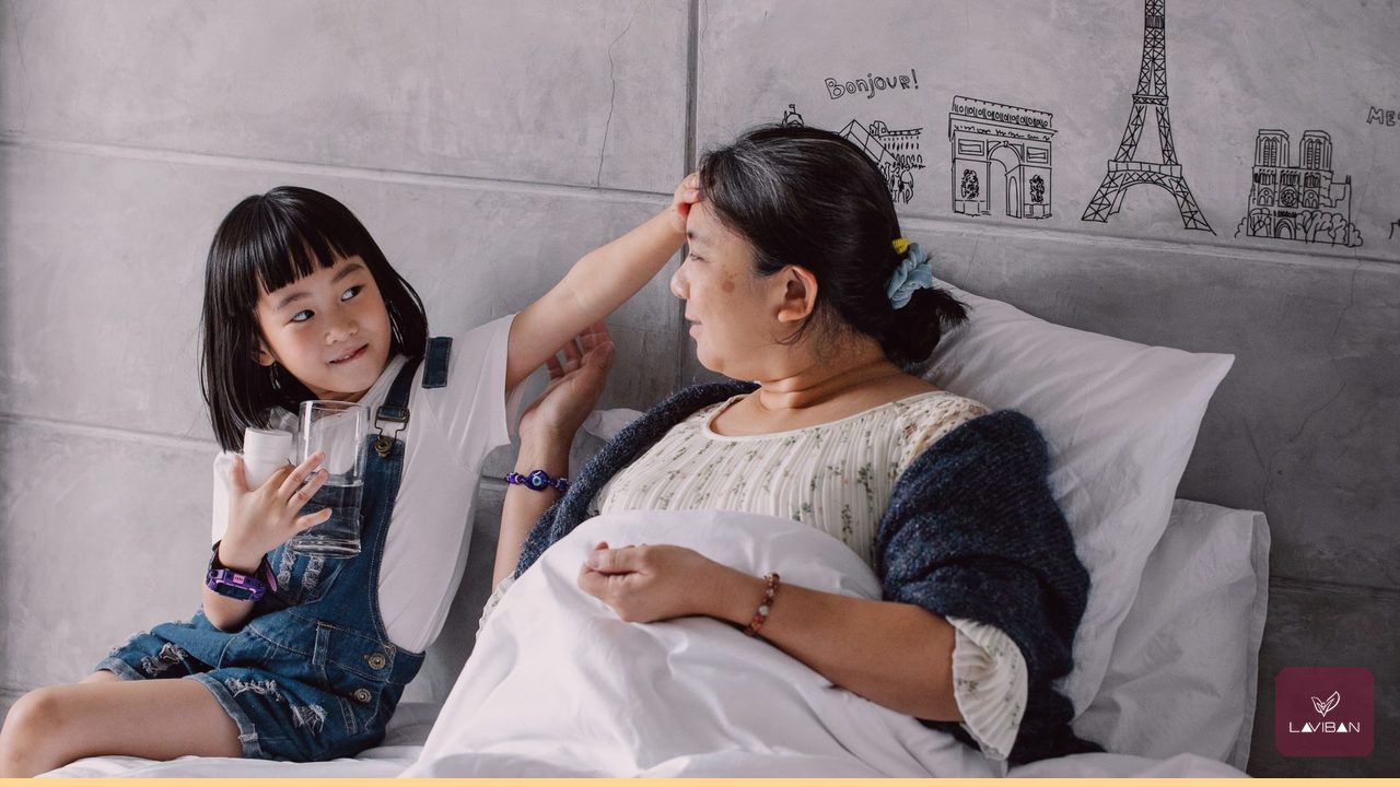 Cháu về thăm và trò chuyện cùng ông bà