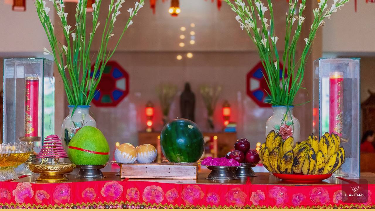 Mâm lễ trên bàn thờ Ông Địa Thần Tài